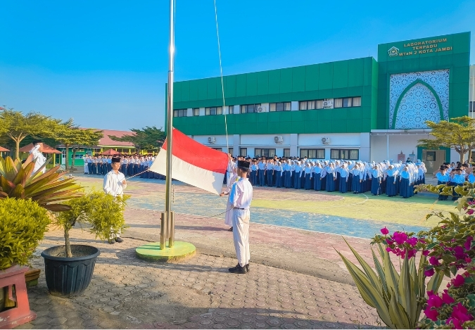 Upacara Bendera MTsN 2 Kota Jambi: Penguatan Disiplin dan Semangat Belajar