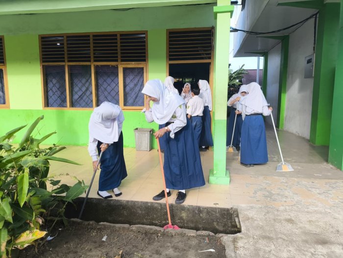 Menjaga Kebersihan Sebagai Cerminan Karakter Siswa Madrasah