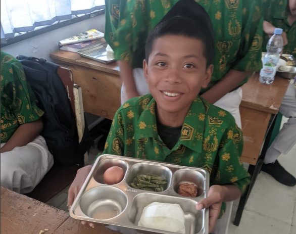 Kelas 8F MTsN 2 Kota Jambi Tunjukkan Etos Sehat Lewat MBG