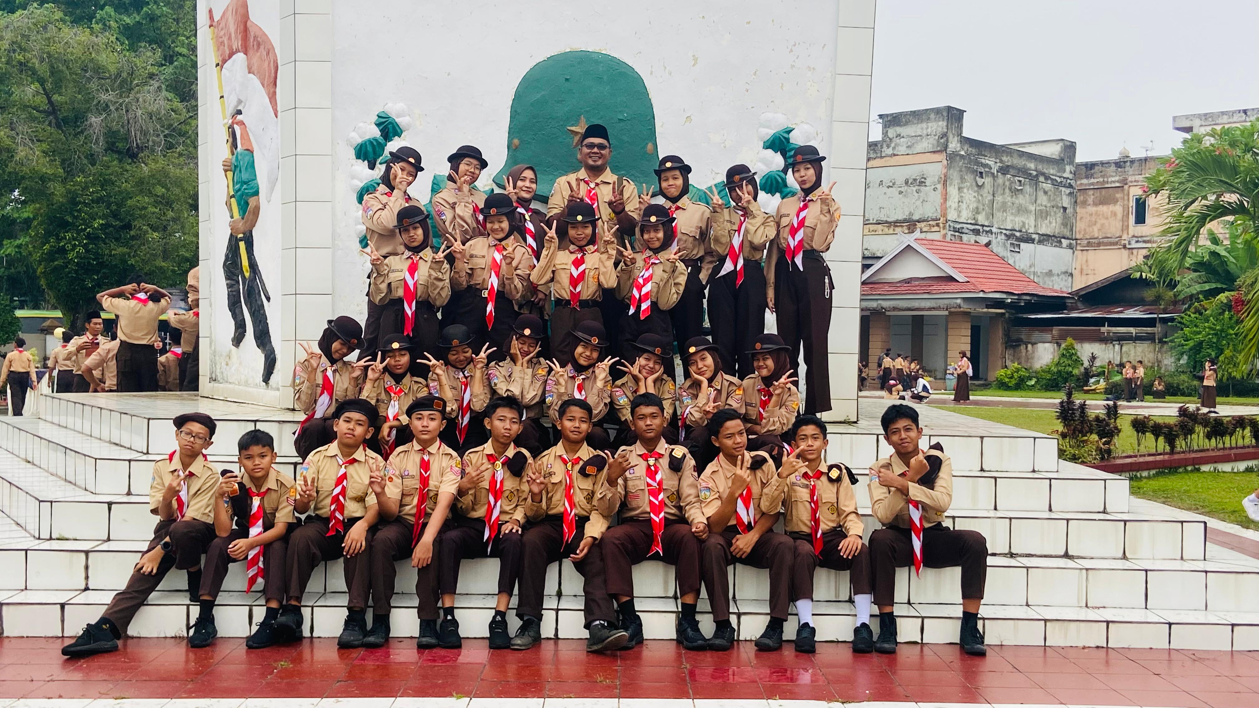 Tim Pramuka MTsN 2 Kota Jambi Laksanakan Ziarah ke Makam Pahlawan