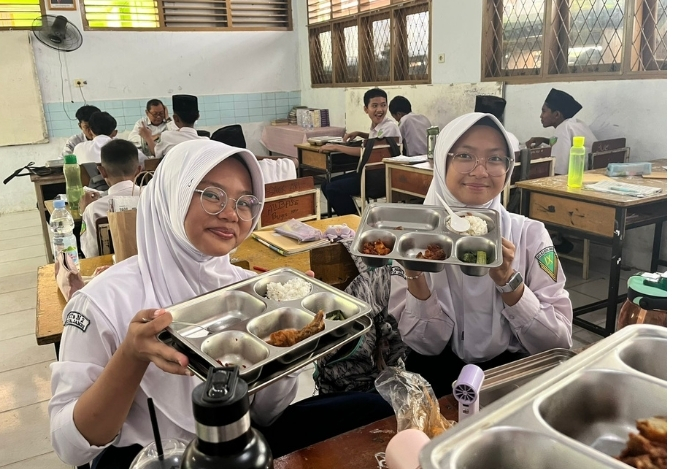 Makan Bersama di Kelas 9C, 9D, 9J, dan 9K: Cerita MBG di MTsN 2 Kota Jambi Makan Bersama di Kelas 9C, 9D, 9J, dan 9K: Cerita MBG di MTsN 2 Kota Jambi