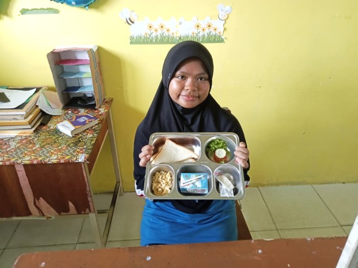 Kelas 7D MTsN 2 Kota Jambi Nikmati Menu Sarapan Sehat dalam Program MBG Hari Jumat