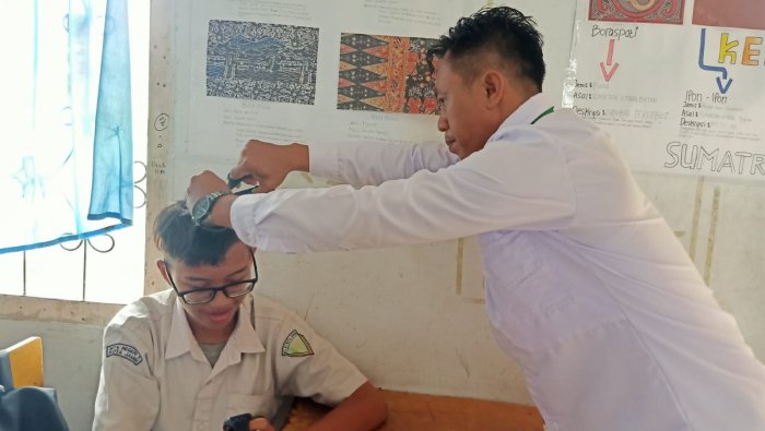 Sidak Kelas! Waka Kesiswaan Cek Kerapian Rambut Siswa