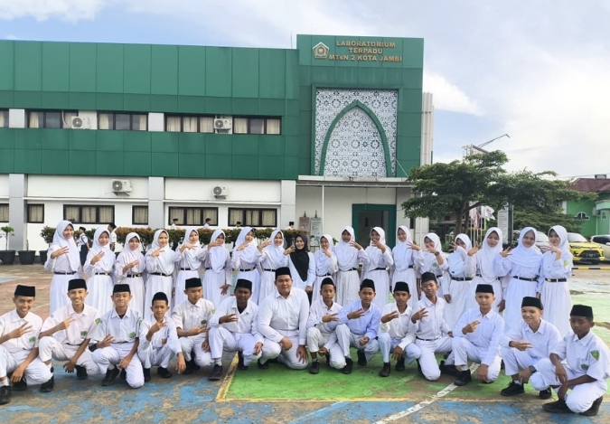 Siswa Kelas 9E MTsN 2 Kota Jambi Sukses Menjadi Petugas Upacara