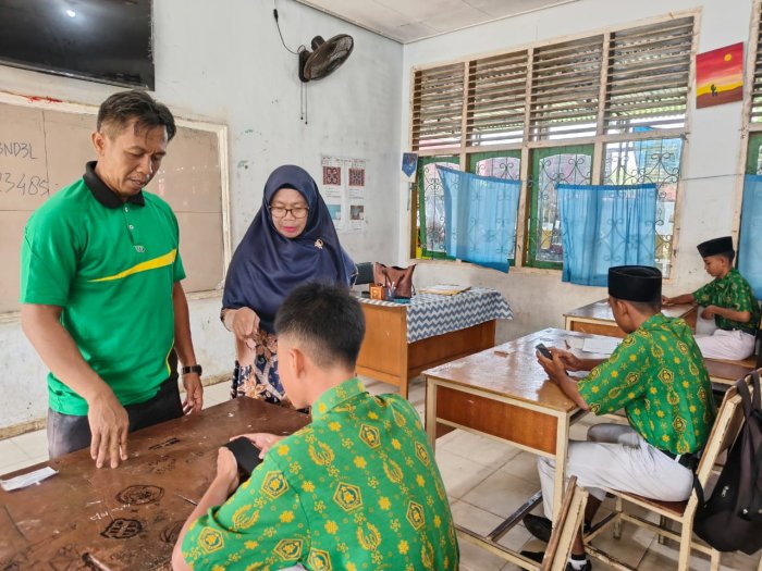 Monitoring Waka Kesiswaan Warnai Hari Keempat Ujian Madrasah Kelas 9
