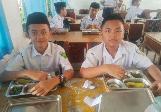 Ayam Tepung dan Tahu Semur: Santap Kompak 7C, 8B, 8F, dan 9B