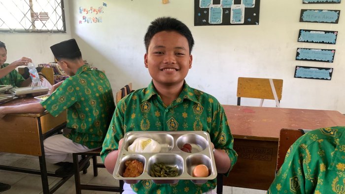 Kelas 9C MTsN 2 Kota Jambi Laksanakan MBG dengan Tertib dan Penuh Kepedulian