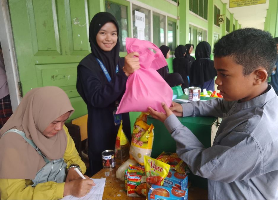 Orang Tua Peserta Didik Baru Ramaikan Ekstravaganza Ramadhan dengan Berbagi