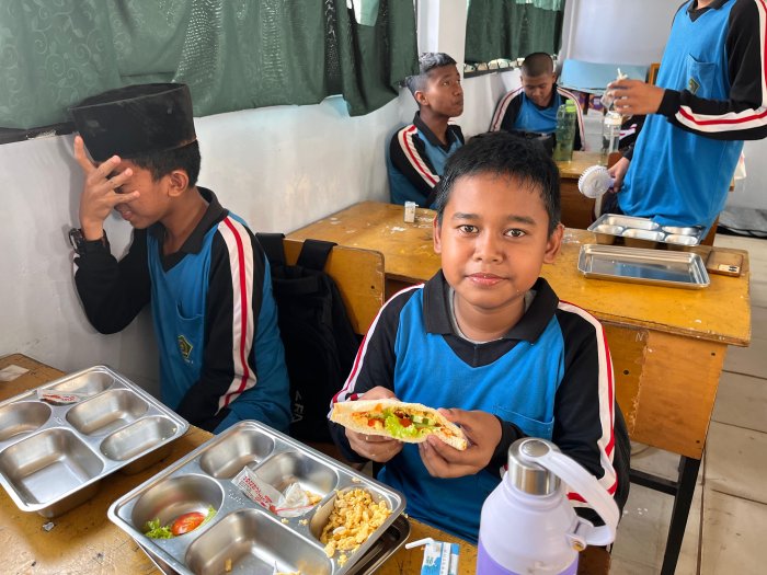 Kelas 9G MTsN 2 Kota Jambi Nikmati MBG Sebagai Penguat Semangat Belajar