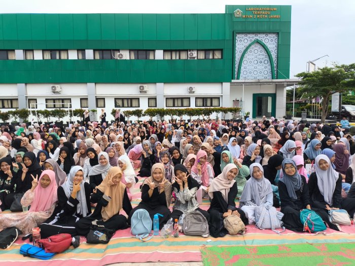 Peringatan Maulid Nabi Muhammad SAW: Lapangan Madrasah Jadi Pusat Syiar dan Kebersamaan