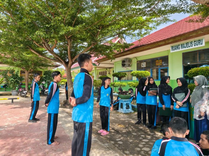 Lawan Terik Matahari, Siswa Kelas 8B MTsN 2 Kota Jambi Matangkan Persiapan Petugas Upacara
