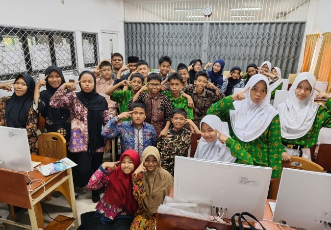 Pesona Batik Hiasi MTsN 2 Kota Jambi di Hari Batik Nasional