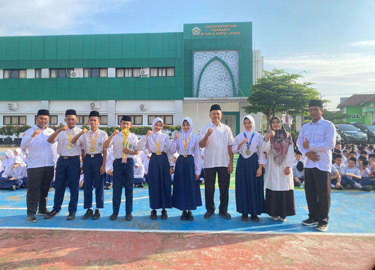 Penuh Prestasi, MTsN 2 Kota Jambi Beri Penghargaan untuk Para Juara