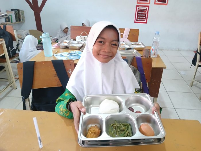 Kelas 8K MTsN 2 Kota Jambi Tumbuhkan Semangat Sehat Lewat MBG