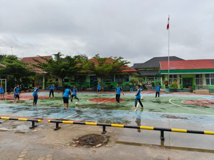 Keceriaan Siswa MTsN 2 Kota Jambi Bermain Bola di Lapangan Basah