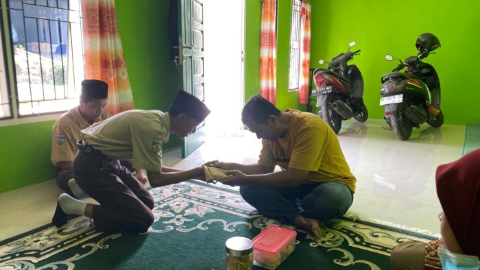 Perwakilan OSIM MTsN 2 Kota Jambi Salurkan Amanah Bantuan Duka Cita
