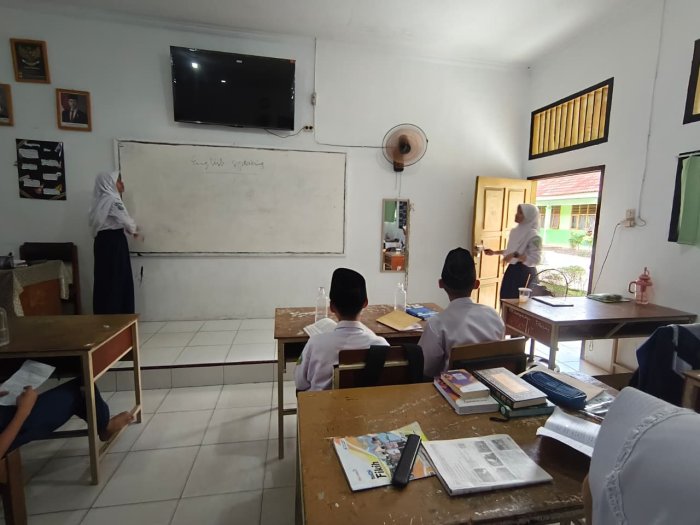 Berani Bicara, Siap Berprestasi! Zia dan Rania Unjuk Kemampuan English Speaking di Kelas 9K