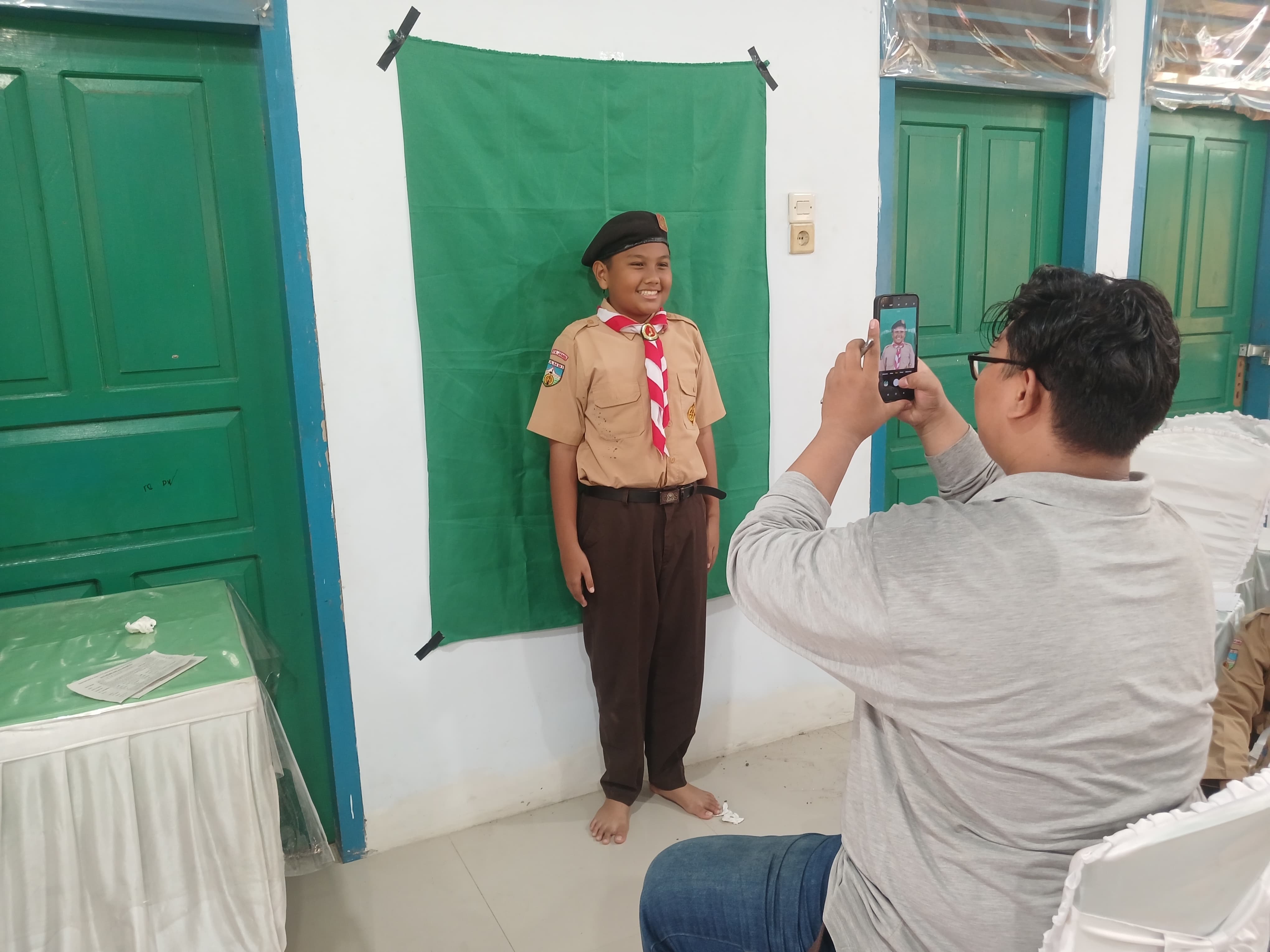 Anggota Pramuka Kelas 7 MTsN 2 Kota Jambi Ikuti Pengambilan Foto KTA