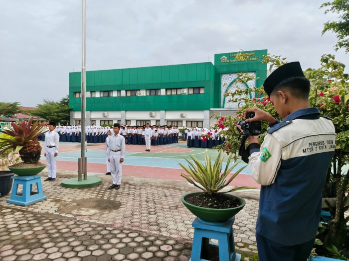 Aksi Bidang Humas OSIM Dokumentasikan Upacara Senin di MTsN 2 Kota Jambi