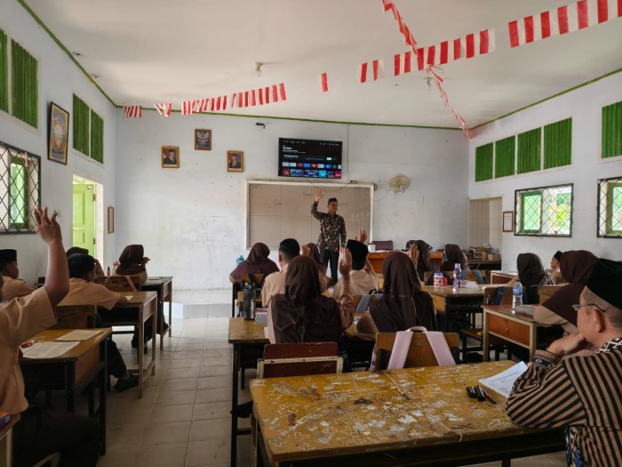 Supervisi di Tengah Rumus: Kepala Madrasah Tinjau Pembelajaran Matematika Pak Wahid