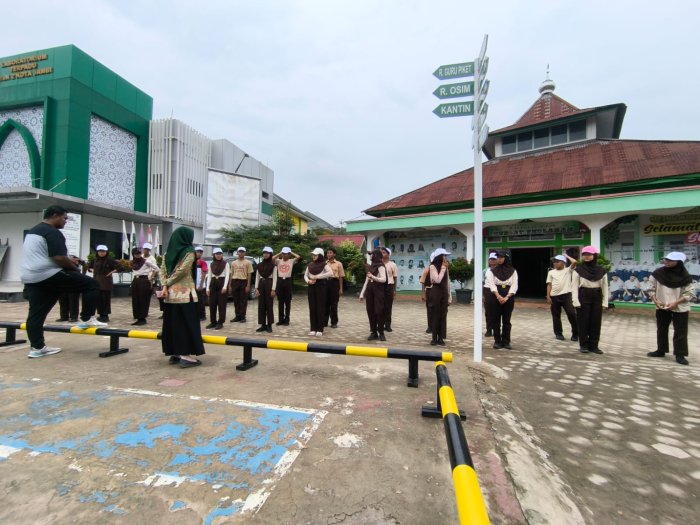Tim Pramuka MTsN 2 Kota Jambi Maksimalkan Latihan: Variasi Barisan Siap Tampil Kompak di Pawai Aksioma Sabtu Ini