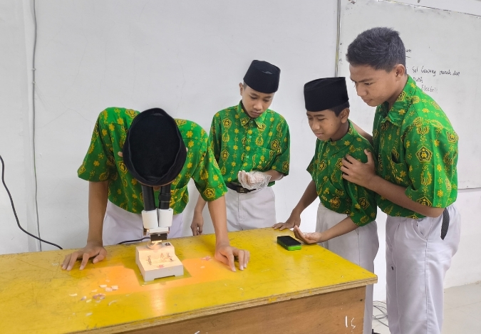 Ini Dia Bentuk Sel Bawang! Kelas 8C MTsN 2 Kota Jambi Belajar IPA di Laboratorium