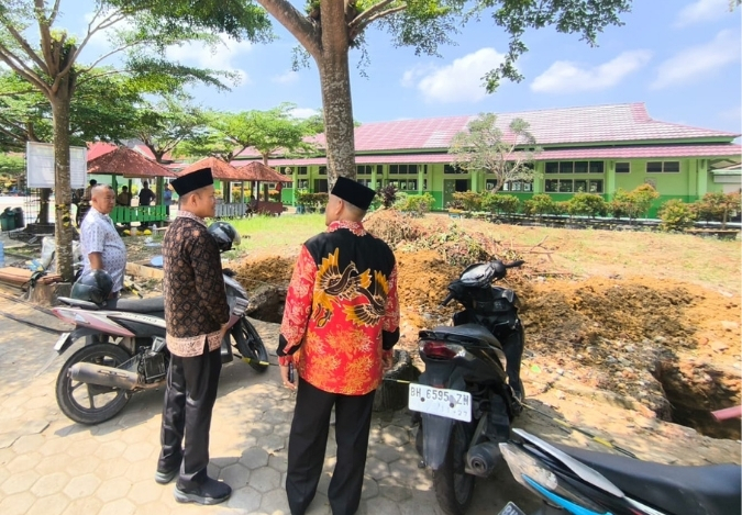 Pembangunan Panggung Kreasi MTsN 2 Kota Jambi Ditinjau Kepala Kankemenag