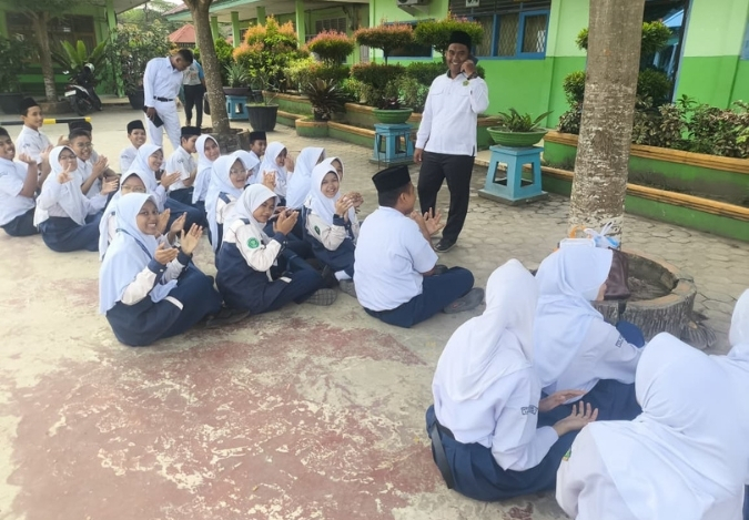 Sambut Kunjungan Anggota DPR, Siswa MTsN 2 Kota Jambi Dapat Arahan di Halaman Madrasah