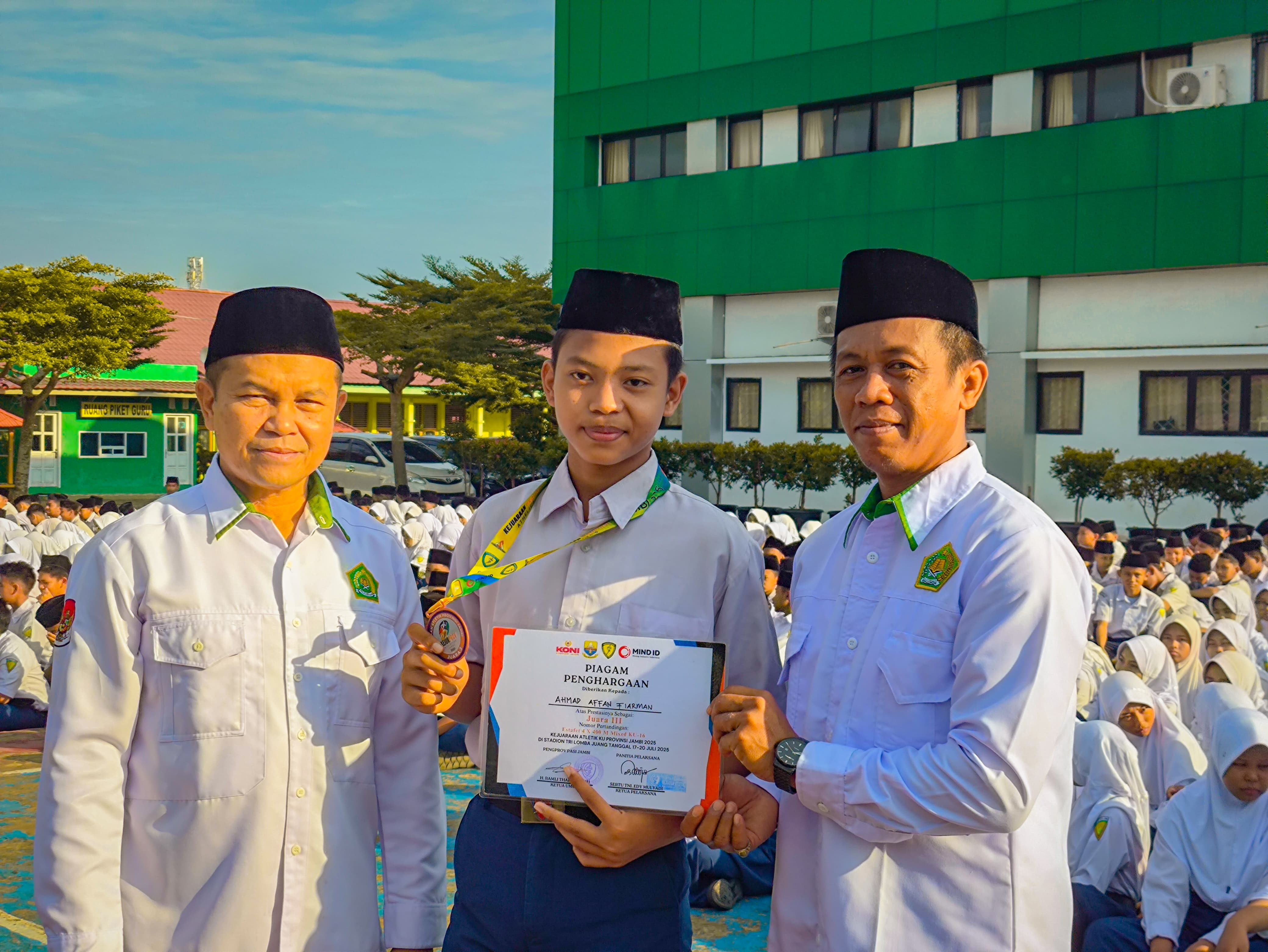 Ahmad Affan Firman Kelas 8C Terima Medali dan Piagam Prestasi Atletik Tingkat Provinsi