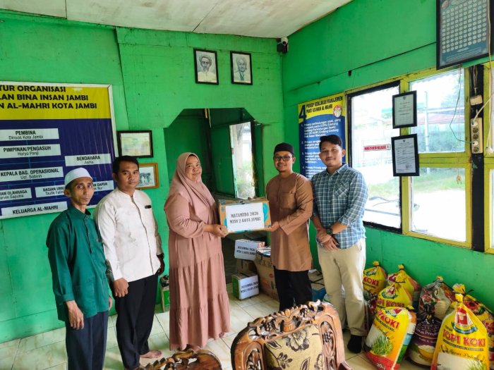 MTsN 2 Kota Jambi Salurkan Hasil Aksi Sosial Murid Baru