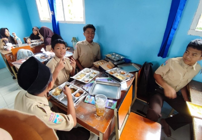 Santap di Tengah Semangat Belajar: MBG Kelas 7C, 7D, 7E, dan 7K