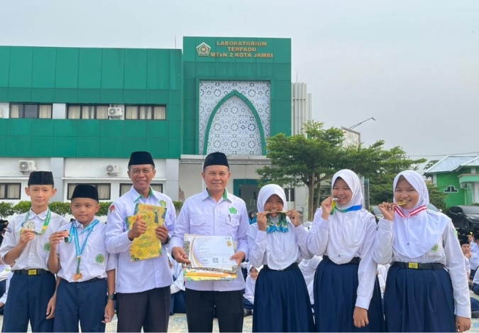 Simbolis, Bermakna, Menginspirasi: MTsN 2 Kota Jambi Serahkan Medali dan Piagam