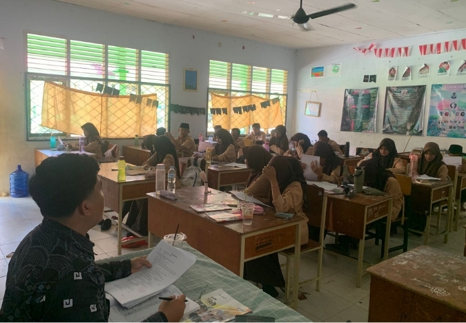 Mahasiswa PLP UIN STS Jambi Dampingi Kegiatan Asesmen Kelas 8