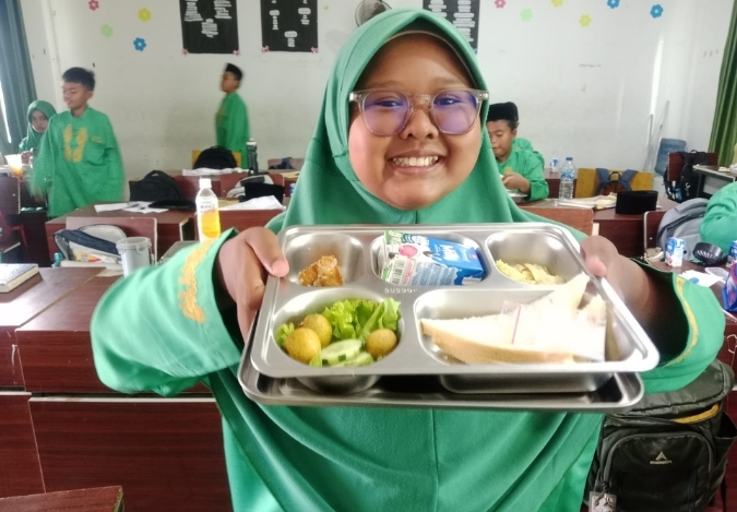 Santap MBG 7J, 8C, 8F, 8G: Menu Kekinian dengan Roti dan Kelengkeng