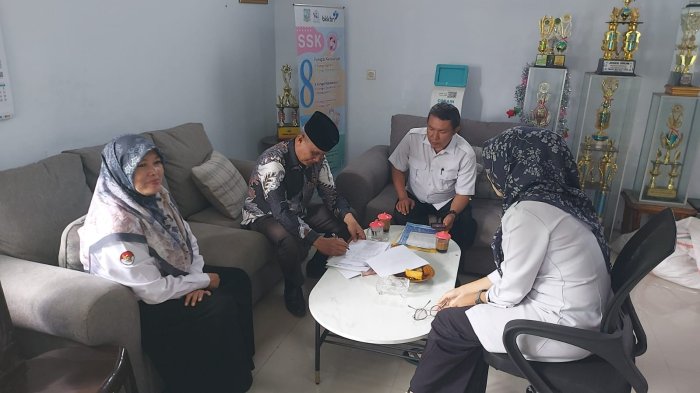 Momen Penandatanganan Dokumen Serah Terima Barang dengan Komite Madrasah