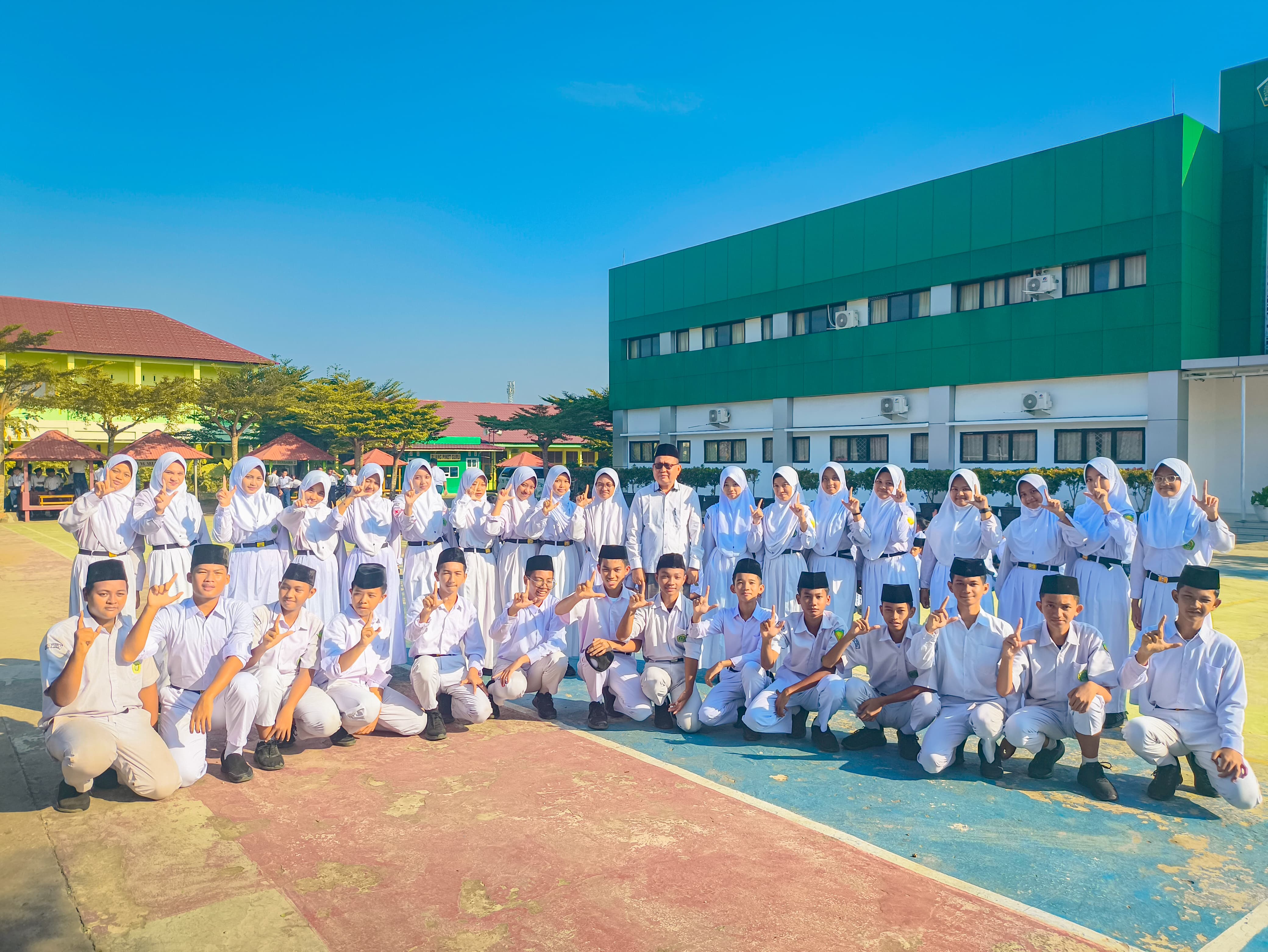 Kelas 9J Tampil Tangguh sebagai Petugas Upacara: Lancar, Tertib, dan Penuh Semangat Kelas 9J Tampil Tangguh sebagai Petugas Upacara: Lancar, Tertib, dan Penuh Semangat