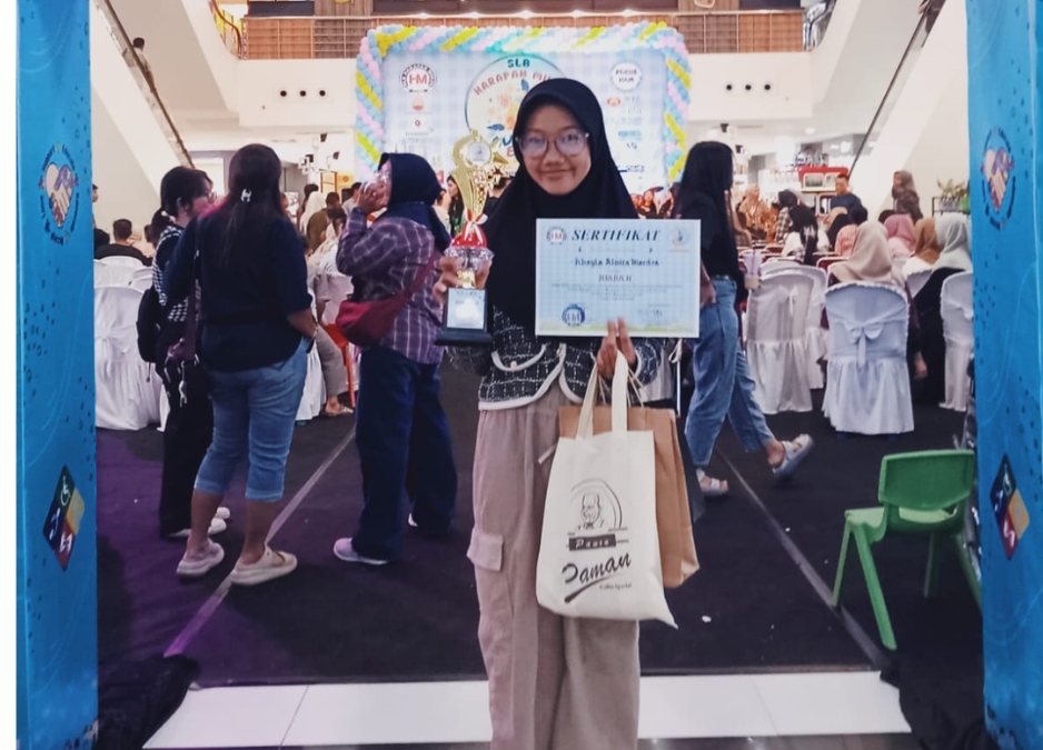 Khayla Almira Maritza Juara di Retro Runway