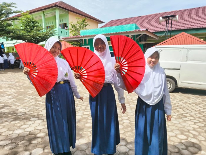Hari Guru Kian Dekat, Siswi MTsN 2 Kota Jambi Gelar Latihan Akhir Tari Massal