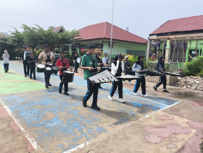 Drumband MTsN 2 Kota Jambi Latihan Pawai: Barisan Rapi, Irama Kompak Menuju Aksioma