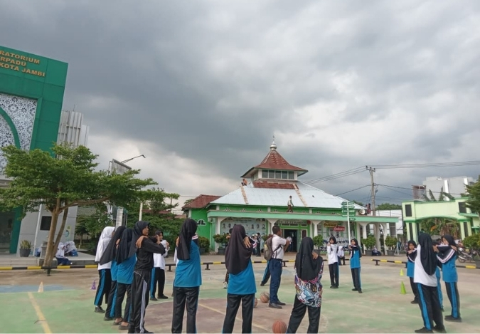 Tim Basket Putri MTsN 2 Kota Jambi Asah Teknik Layup dalam Latihan Rutin