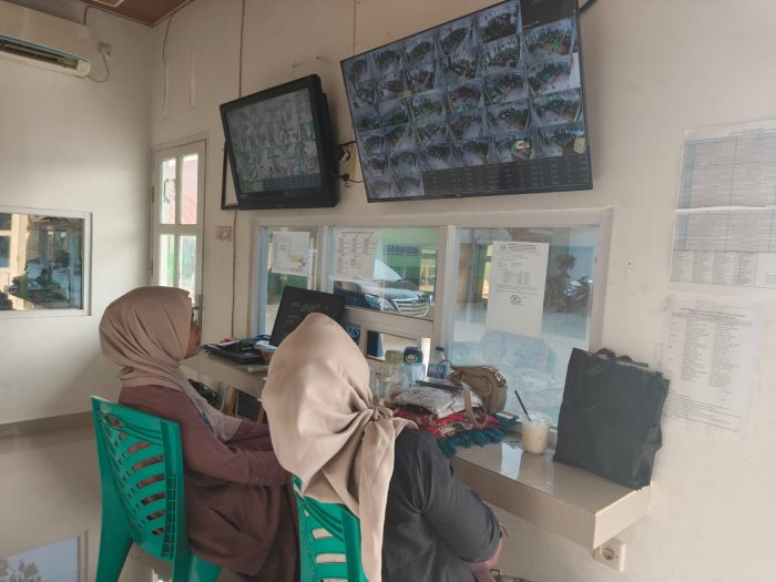 Intip Mahasiswa PLP UIN STS Jambi Saat Bertugas di Ruang Piket