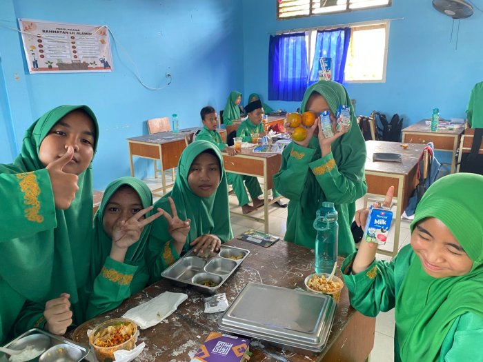 MBG Kelas 7B, 7C, 7F dan 8A: Empat Kelas, Satu Semangat, Banyak Senyum