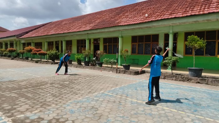 Tinggalkan Gadget, Siswa MTsN 2 Kota Jambi Asyik Bermain Bulu Tangkis