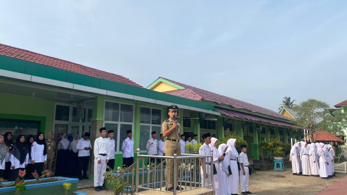 Praja IPDN Kembali ke Almamater, Jadi Pembina Upacara di MTsN 2 Kota Jambi