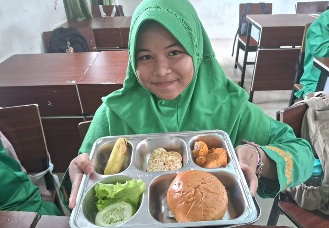 Burger, Susu, dan Cerita: MBG Bersama Kelas 7F