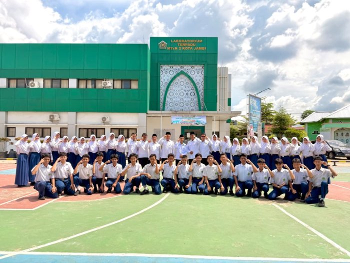 Kepala Madrasah dan Guru Lakukan Foto Bersama Siswa Lulus di MAN IC dan SMA Titian Teras
