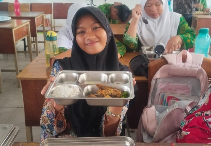 Kelas 8B, 8J, 7B, dan 7D Nikmati Hidangan MBG Penuh Kebersamaan