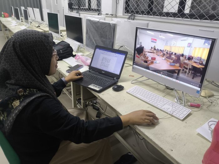 Ibu Fauziah Lembur di Laboratorium Komputer: Edit Video dan Susun Modul Ajar UKIN