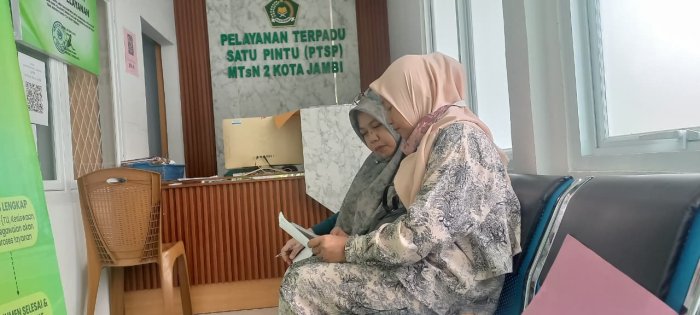 Komitmen Melayani, PTSP MTsN 2 Kota Jambi Bantu Kelas 9 Siapkan Dokumen