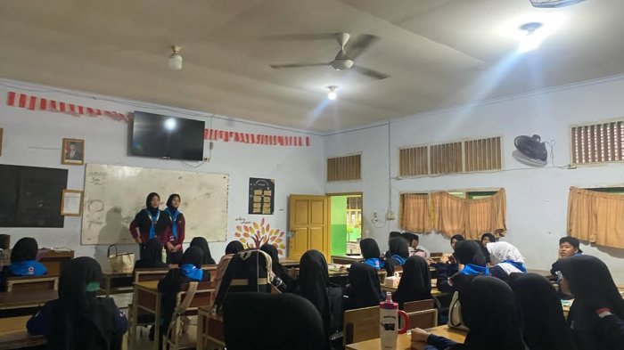 Anggota PMR MTsN 2 Kota Jambi Siapkan Penampilan Terbaik untuk Siswa Baru